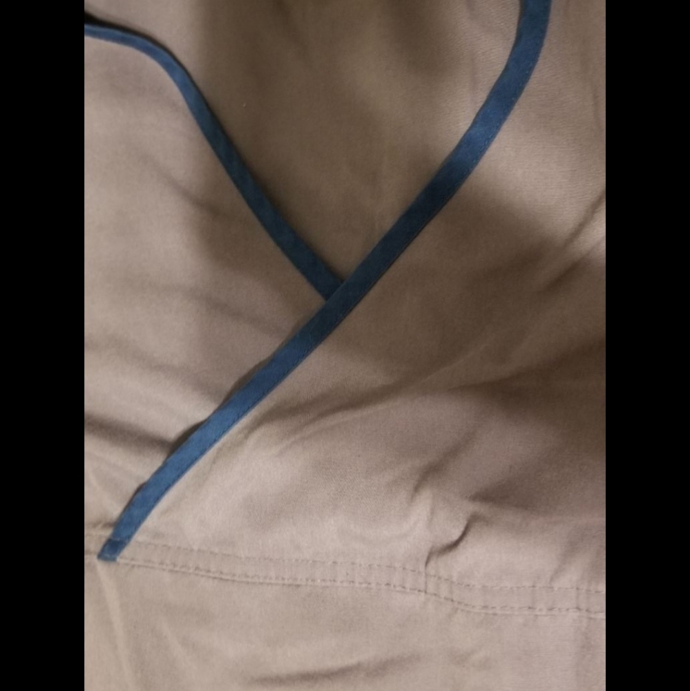 Grey Urbane Scrub Top. Large.